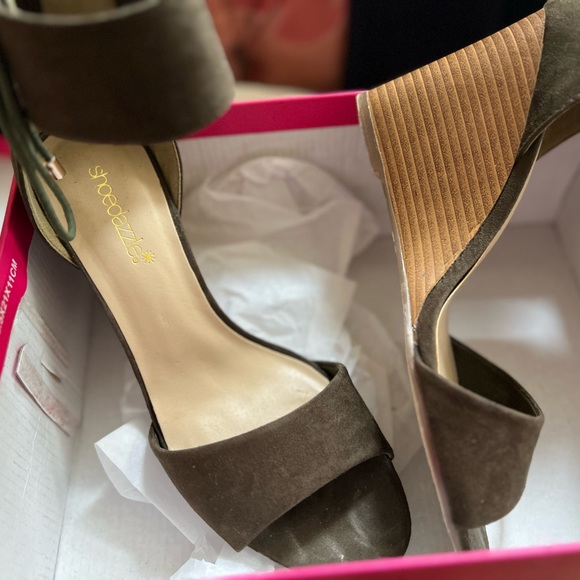 Olive green heels - Picture 3 of 9